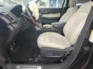 ✅ 2019 Ford Explorer Platinum • VIN: 1FM5K8HT6KGA57340 • Lot: 57038705. Wystawiony na Copart z przebiegiem 83 225 mil. Bezpłatny archiwum sprzedaży aukcyjnych z USA i szczegółowy raport historii pojazdu na DreamBid. Zdjęcie 7.