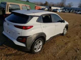 2019 Hyundai Kona SE z VIN KM8K1CAA8KU373275, wystawiony jako Copart lot #70511242 z przebiegiem Nie podano mil oraz . Historia ofert i sprzedaży dostępna na DreamBid. Obrazek 3.