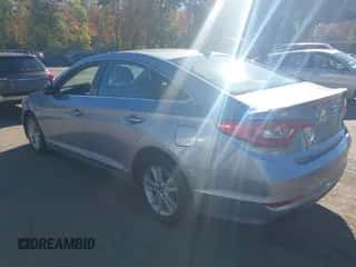 2016 Hyundai Sonata SE z VIN 5NPE24AF6GH285892, wystawiony jako IAAI lot #43468252 z przebiegiem 150 467 mil mil oraz . Historia ofert i sprzedaży dostępna na DreamBid. Obrazek 3.