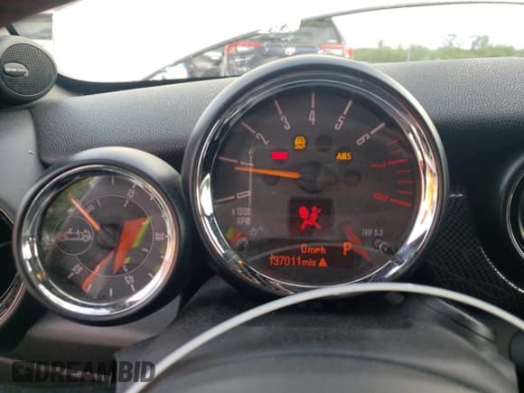 ✅ 2015 MINI Roadster S • VIN: WMWSY3C51FT595424 • Lot: 59268985. Wystawiony na Copart z przebiegiem 137 011 mil. Bezpłatny archiwum sprzedaży aukcyjnych z USA i szczegółowy raport historii pojazdu na DreamBid. Zdjęcie 9.