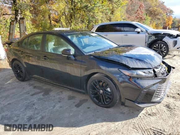 2025 Toyota Camry LE with VIN 4T1DAACK8SU607689, listed as a Copart auction lot 87370685 with 10,821 mi miles and Clean title. Bid and sale history available at DreamBid. Image 4.