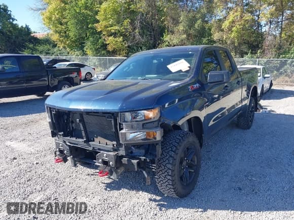 ✅ 2019 Chevrolet Silverado 1500 Custom Trail Boss • VIN: 1GCRYCEF9KZ301587 • Lot: 43449291. Wystawiony na IAAI z przebiegiem 56 383 mil. Bezpłatny archiwum sprzedaży aukcyjnych z USA i szczegółowy raport historii pojazdu na DreamBid. Zdjęcie 2.