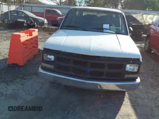 1989 Chevrolet Silverado 2500 z VIN 1GCFC24H9KE234298, wystawiony jako IAAI lot #41703708 z przebiegiem Nie podano mil oraz . Historia ofert i sprzedaży dostępna na DreamBid. Obrazek 6.