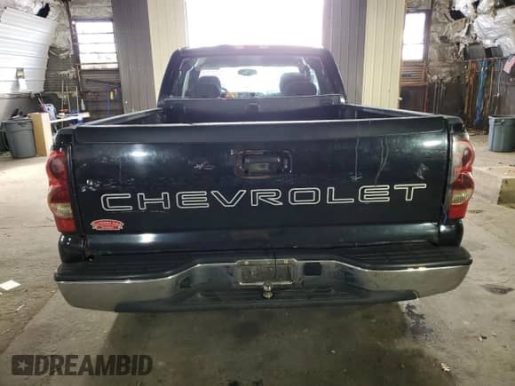 ✅ 2006 Chevrolet Silverado 1500 LS • VIN: 2GCEK19B161111762 • Lot: 80373664. Wystawiony na Copart z przebiegiem 116 760 mil mil. Skorzystaj z bezpłatnego archiwum sprzedaży aukcyjnych z USA i zobacz szczegółowy raport historii pojazdu na DreamBid. Zdjęcie 6.