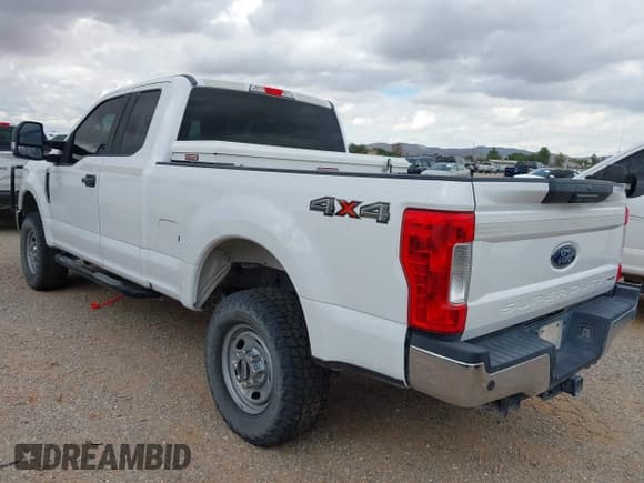 ✅ 2018 Ford F-250 XL • VIN: 1FT7X2B6XJEB92345 • Lot: 43143359. Wystawiony na IAAI z przebiegiem 140 921 mil. Bezpłatny archiwum sprzedaży aukcyjnych z USA i szczegółowy raport historii pojazdu na DreamBid. Zdjęcie 3.