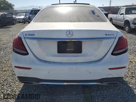 ✅ 2019 Mercedes-Benz E 300 • VIN: WDDZF4KBXKA586723 • Lot: 62183695. Listed on Copart with 73,187 mi. Free auction sales archive from the USA and detailed vehicle history report at DreamBid. Image 6.