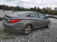 2013 Hyundai Sonata GLS z VIN 5NPEB4AC8DH532590, wystawiony jako Copart lot #82391925 z przebiegiem 135 153 mil mil oraz Szkoda całkowita • Salvage title. Historia ofert i sprzedaży dostępna na DreamBid. Obrazek 3.