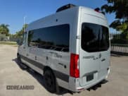 ✅ 2022 Mercedes-Benz Sprinter Cargo • VIN: W1X4EBHY0NP484324 • Лот: 70476525. Опубликован ранее на Copart с пробегом 8 679 миль. Бесплатный доступ к архиву аукционных продаж из США и подробный отчёт об истории автомобиля на DreamBid. Изображение 2.