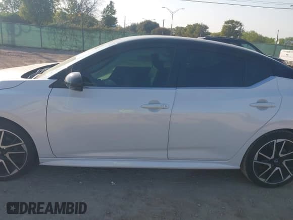 ✅ 2024 Nissan Sentra SR • VIN: 3N1AB8DV8RY330462 • Lot: 43267664. Wystawiony na IAAI z przebiegiem 26 944 mil. Bezpłatny archiwum sprzedaży aukcyjnych z USA i szczegółowy raport historii pojazdu na DreamBid. Zdjęcie 14.