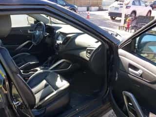 2013 Hyundai Veloster Turbo z VIN KMHTC6AE2DU176494, wystawiony jako IAAI lot #43574567 z przebiegiem 112 387 mil mil oraz . Historia ofert i sprzedaży dostępna na DreamBid. Obrazek 5.