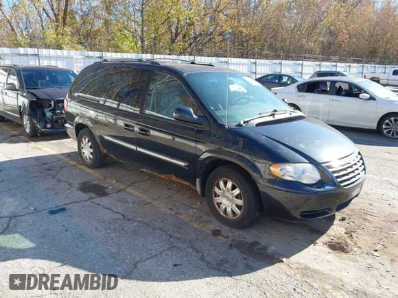 ✅ 2006 Chrysler Town & Country Touring • VIN: 2A4GP54LX6R775541 • Lot: 43573316. Listed on IAAI with 128,490 mi. Free auction sales archive from the USA and detailed vehicle history report at DreamBid. Image 1.