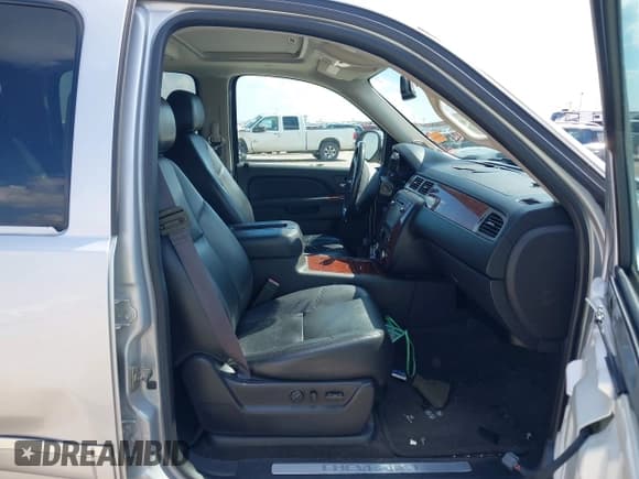 ✅ 2014 Chevrolet Suburban LTZ • VIN: 1GNSCKE06ER107262 • Lot: 43301081. Wystawiony na IAAI z przebiegiem 122 888 mil. Bezpłatny archiwum sprzedaży aukcyjnych z USA i szczegółowy raport historii pojazdu na DreamBid. Zdjęcie 5.