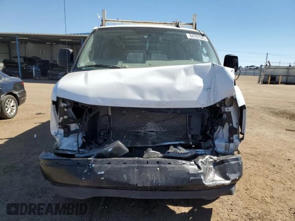 ✅ 2022 Chevrolet Express Cargo • VIN: 1GCWGAF70N1235841 • Lot: 84707025. Wystawiony na Copart z przebiegiem 57 987 mil. Bezpłatny archiwum sprzedaży aukcyjnych z USA i szczegółowy raport historii pojazdu na DreamBid. Zdjęcie 5.