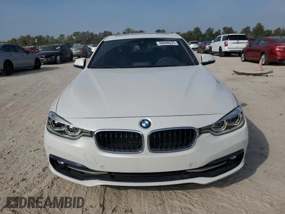 ✅ 2018 BMW 3 Series 330i • VIN: WBA8B9G53JNU97498 • Lot: 86698525. Wystawiony na Copart z przebiegiem 84 952 mil. Bezpłatny archiwum sprzedaży aukcyjnych z USA i szczegółowy raport historii pojazdu na DreamBid. Zdjęcie 5.