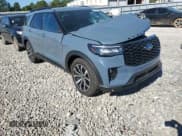 ✅ 2025 Ford Explorer ST-Line • VIN: 1FMUK7KH3SGA42272 • Lot: 85832345. Wystawiony na Copart z przebiegiem 29 864 mil. Bezpłatny archiwum sprzedaży aukcyjnych z USA i szczegółowy raport historii pojazdu na DreamBid. Zdjęcie 4.