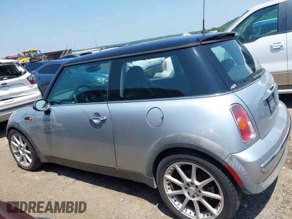 ✅ 2003 MINI Hardtop • VIN: WMWRC33403TC38853 • Лот: 42427825. Опубликован ранее на IAAI с пробегом 111 526 миль. Бесплатный доступ к архиву аукционных продаж из США и подробный отчёт об истории автомобиля на DreamBid. Изображение 15.