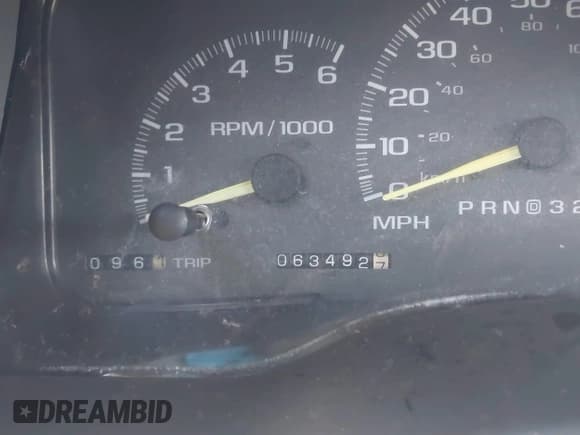 ✅ 1999 Chevrolet Suburban • VIN: 3GNFK16R9XG147947 • Lot: 43211972. Wystawiony na IAAI z przebiegiem 63 492 mil. Bezpłatny archiwum sprzedaży aukcyjnych z USA i szczegółowy raport historii pojazdu na DreamBid. Zdjęcie 7.