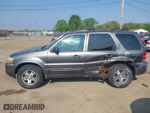 ✅ 2005 Ford Escape Limited • VIN: 1FMYU94155KA92695 • Lot: 42277767. Listed on IAAI with Not provided. Free auction sales archive from the USA and detailed vehicle history report at DreamBid. Image 14.