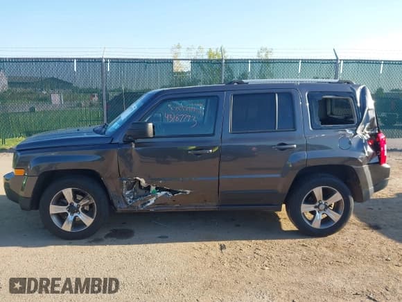 ✅ 2017 Jeep Patriot High Altitude • VIN: 1C4NJRFB2HD155301 • Lot: 43187793. Wystawiony na IAAI z przebiegiem 111 676 mil. Bezpłatny archiwum sprzedaży aukcyjnych z USA i szczegółowy raport historii pojazdu na DreamBid. Zdjęcie 14.