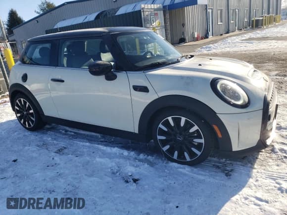 ✅ 2022 MINI Hardtop Cooper S • VIN: WMW53DH03N2R73889 • Lot: 88246445. Wystawiony na Copart z przebiegiem 18 111 mil. Bezpłatny archiwum sprzedaży aukcyjnych z USA i szczegółowy raport historii pojazdu na DreamBid. Zdjęcie 4.