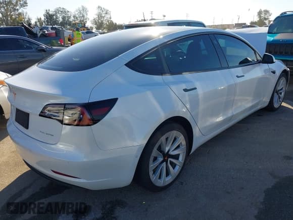 ✅ 2022 Tesla Model 3 Long Range • VIN: 5YJ3E1EB6NF125799 • Lot: 43739685. Wystawiony na IAAI z przebiegiem 54 400 mil. Bezpłatny archiwum sprzedaży aukcyjnych z USA i szczegółowy raport historii pojazdu na DreamBid. Zdjęcie 4.