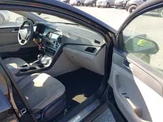 2016 Hyundai Sonata SE z VIN 5NPE24AF5GH291005, wystawiony jako IAAI lot #43474151 z przebiegiem 143 077 mil mil oraz . Historia ofert i sprzedaży dostępna na DreamBid. Obrazek 5.