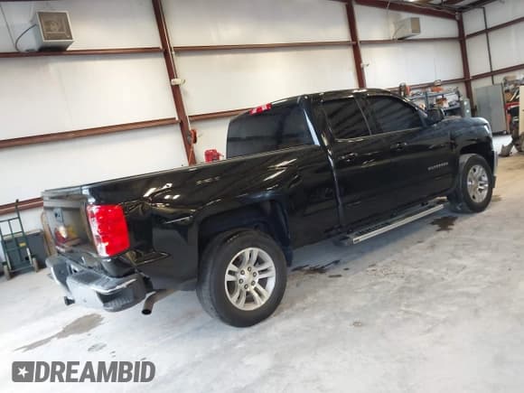 ✅ 2018 Chevrolet Silverado 1500 LT • VIN: 2GCRCREC5J1101577 • Lot: 43548813. Wystawiony na IAAI z przebiegiem 63 288 mil. Bezpłatny archiwum sprzedaży aukcyjnych z USA i szczegółowy raport historii pojazdu na DreamBid. Zdjęcie 4.