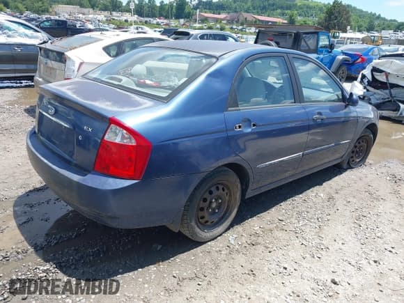 ✅ 2005 Kia Spectra LX • VIN: KNAFE121555167534 • Lot: 42722762. Wystawiony na IAAI z przebiegiem 181 953 mil. Bezpłatny archiwum sprzedaży aukcyjnych z USA i szczegółowy raport historii pojazdu na DreamBid. Zdjęcie 4.