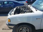 ✅ 2003 Mazda B-Series SE • VIN: 4F4YR16DX3TM14485 • Lot: 41904219. Wystawiony na IAAI z przebiegiem 205 918 mil. Bezpłatny archiwum sprzedaży aukcyjnych z USA i szczegółowy raport historii pojazdu na DreamBid. Zdjęcie 6.