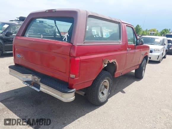 ✅ 1996 Ford Bronco XL • VIN: 1FMEU15N7TLB57947 • Lot: 42500201. Listed on IAAI with 224,982 mi. Free auction sales archive from the USA and detailed vehicle history report at DreamBid. Image 4.