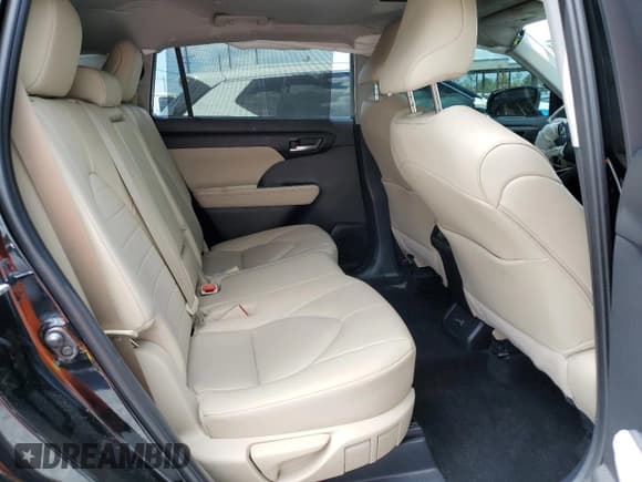 ✅ 2025 Toyota Highlander LE • VIN: 5TDKDRAH0SS554497 • Lot: 68827895. Wystawiony na Copart z przebiegiem Nie podano. Bezpłatny archiwum sprzedaży aukcyjnych z USA i szczegółowy raport historii pojazdu na DreamBid. Zdjęcie 11.