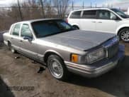 ✅ 1994 Lincoln Town Car Signature • VIN: 1LNLM82W5RY735293 • Lot: 35155639. Listed on IAAI with Not provided. Free auction sales archive from the USA and detailed vehicle history report at DreamBid. Image 1.