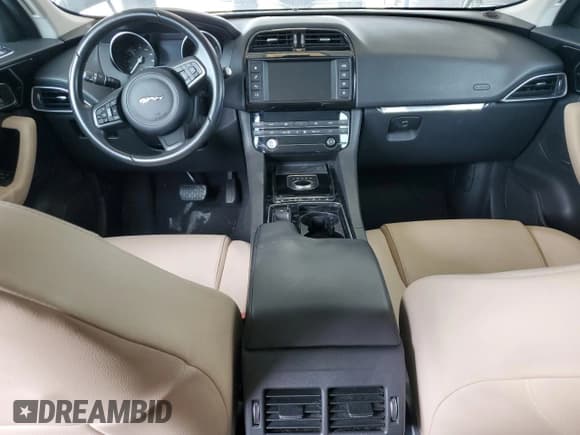 ✅ 2018 Jaguar F-Pace 20d Premium • VIN: SADCJ2FN1JA283677 • Lot: 81081715. Wystawiony na Copart z przebiegiem Nie podano. Bezpłatny archiwum sprzedaży aukcyjnych z USA i szczegółowy raport historii pojazdu na DreamBid. Zdjęcie 8.