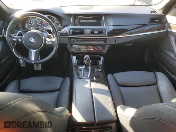 ✅ 2014 BMW 5 Series 550i xDrive • VIN: WBAKP9C5XED693317 • Lot: 82489525. Wystawiony na Copart z przebiegiem 97 665 mil. Bezpłatny archiwum sprzedaży aukcyjnych z USA i szczegółowy raport historii pojazdu na DreamBid. Zdjęcie 8.