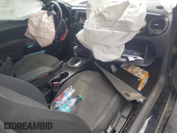 ✅ 2018 Volkswagen Beetle S • VIN: 3VWFD7AT8JM714020 • Lot: 80937865. Wystawiony na Copart z przebiegiem 74 058 mil. Bezpłatny archiwum sprzedaży aukcyjnych z USA i szczegółowy raport historii pojazdu na DreamBid. Zdjęcie 8.