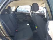 ✅ 2018 Ford Focus SE • VIN: 1FADP3K26JL207902 • Lot: 43382822. Wystawiony na IAAI z przebiegiem 115 522 mil. Bezpłatny archiwum sprzedaży aukcyjnych z USA i szczegółowy raport historii pojazdu na DreamBid. Zdjęcie 8.