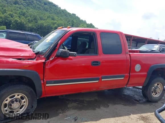 ✅ 2006 Chevrolet Silverado 2500HD Work Truck • VIN: 1GCHK29U96E100527 • Lot: 42870852. Wystawiony na IAAI z przebiegiem 169 391 mil. Bezpłatny archiwum sprzedaży aukcyjnych z USA i szczegółowy raport historii pojazdu na DreamBid. Zdjęcie 15.