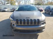✅ 2018 Jeep Cherokee Latitude Tech Connect • VIN: 1C4PJLCB9JD557283 • Lot: 90142015. Wystawiony na Copart z przebiegiem 57 891 mil. Bezpłatny archiwum sprzedaży aukcyjnych z USA i szczegółowy raport historii pojazdu na DreamBid. Zdjęcie 5.