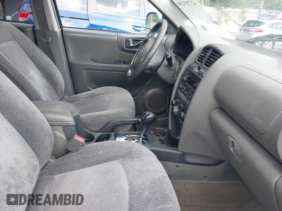 ✅ 2004 Hyundai Santa Fe GLS • VIN: KM8SC13D84U693236 • Lot: 42789294. Listed on IAAI with 137,630 mi. Free auction sales archive from the USA and detailed vehicle history report at DreamBid. Image 5.