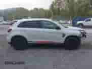 2023 Mitsubishi Outlander ES z VIN JA4ARUAU8PU007536, wystawiony jako IAAI lot #43363060 z przebiegiem 39 272 mil mil oraz . Historia ofert i sprzedaży dostępna na DreamBid. Obrazek 13.