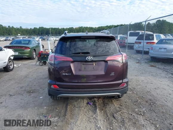 ✅ 2018 Toyota RAV4 SE • VIN: 2T3JFREV1JW764335 • Lot: 43343670. Wystawiony na IAAI z przebiegiem 200 841 mil. Bezpłatny archiwum sprzedaży aukcyjnych z USA i szczegółowy raport historii pojazdu na DreamBid. Zdjęcie 16.