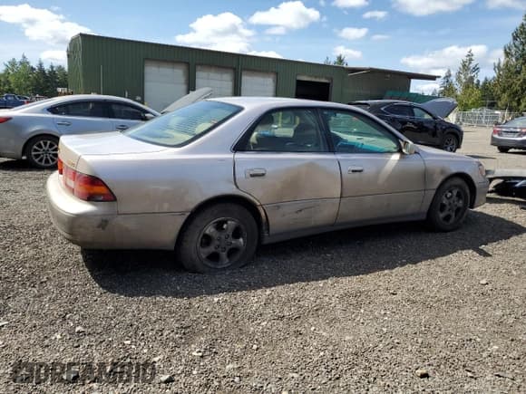 ✅ 1998 Lexus ES 300 • VIN: JT8BF28G3W5048722 • Lot: 56259625. Listed on Copart with 261,945 mi. Free auction sales archive from the USA and detailed vehicle history report at DreamBid. Image 3.