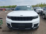 ✅ 2022 Jeep Grand Cherokee Altitude • VIN: 1C4RJKAG2N8553883 • Lot: 42178861. Wystawiony na IAAI z przebiegiem 37 635 mil. Bezpłatny archiwum sprzedaży aukcyjnych z USA i szczegółowy raport historii pojazdu na DreamBid. Zdjęcie 12.