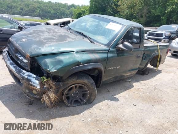 2001 Dodge Dakota Sport z VIN 1B7GG26N11S149189, wystawiony jako IAAI lot #42435137 z przebiegiem 152 363 mil mil oraz . Historia ofert i sprzedaży dostępna na DreamBid. Obrazek 2.