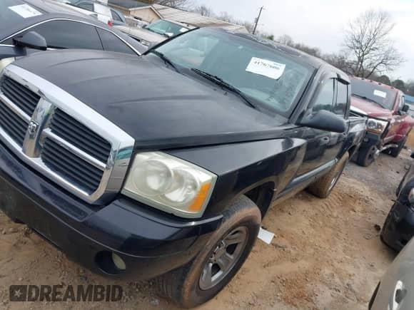 2005 Dodge Dakota Laramie z VIN 1D7HE58NX5S210320, wystawiony jako IAAI lot #41767606 z przebiegiem Nie podano mil oraz . Historia ofert i sprzedaży dostępna na DreamBid. Obrazek 2.