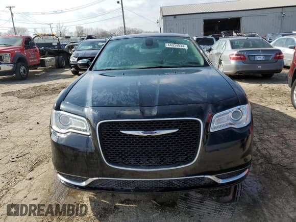 ✅ 2018 Chrysler 300 Touring • VIN: 2C3CCARG2JH324885 • Lot: 44934934. Wystawiony na Copart z przebiegiem 74 715 mil. Bezpłatny archiwum sprzedaży aukcyjnych z USA i szczegółowy raport historii pojazdu na DreamBid. Zdjęcie 5.