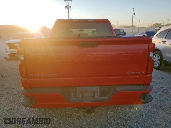 ✅ 2020 Chevrolet Silverado 1500 Custom • VIN: 3GCPYBEH8LG354981 • Lot: 92184055. Wystawiony na Copart z przebiegiem 149 203 mil. Bezpłatny archiwum sprzedaży aukcyjnych z USA i szczegółowy raport historii pojazdu na DreamBid. Zdjęcie 6.