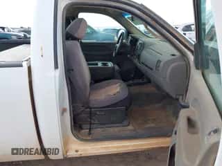 2010 Chevrolet Silverado 1500 Work Truck z VIN 1GCPKPE01AZ262617, wystawiony jako IAAI lot #43338488 z przebiegiem 268 297 mil mil oraz . Historia ofert i sprzedaży dostępna na DreamBid. Obrazek 5.