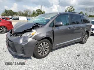 ✅ 2020 Toyota Sienna LE • VIN: 5TDJZ3DC5LS241702 • Lot: 59013815. Wystawiony na Copart z przebiegiem 49 087 mil. Bezpłatny archiwum sprzedaży aukcyjnych z USA i szczegółowy raport historii pojazdu na DreamBid. Zdjęcie 1.