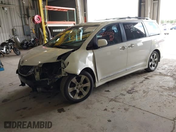 ✅ 2014 Toyota Sienna SE • VIN: 5TDXK3DC7ES497390 • Lot: 42037096. Listed on IAAI with 169,127 mi. Free auction sales archive from the USA and detailed vehicle history report at DreamBid. Image 18.